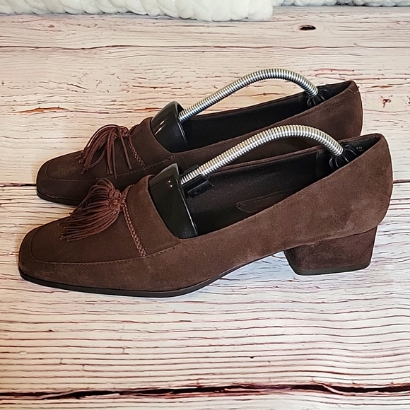 MAKE AN OFFER... ELEGANT! Deep Chocolate Brown Suede Tassled  Loafer Size 8 - Picture 2 of 10
